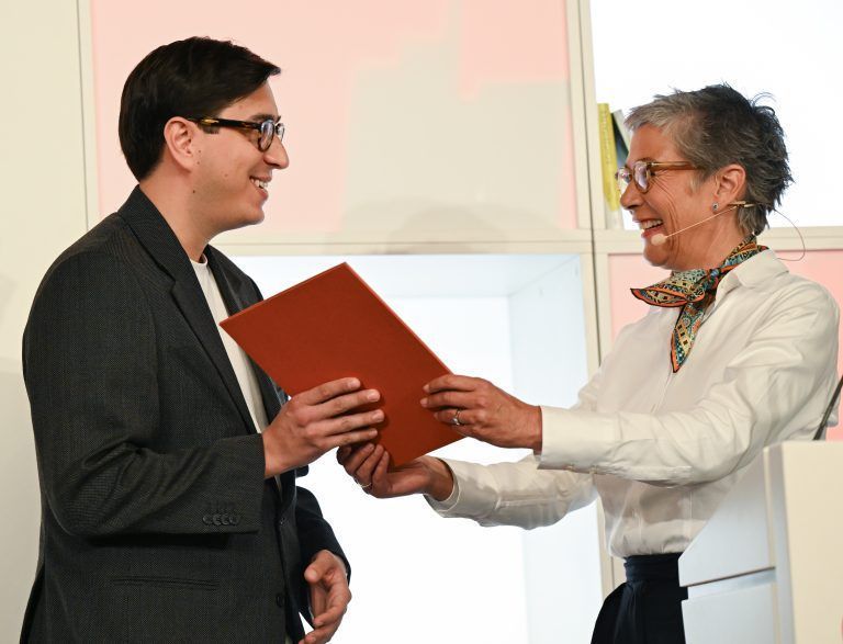 Karin Schmidt-Friderichs, Vorsteherin des Börsenvereins des Deutschen Buchhandels, zeichnet den österreichischen Autor Tonio Schachinger mit dem Deutschen Buchpreis 2023 für seinen Roman "Endzeitalter" aus. <span class="copyright">Arne Dedert/dpa</span>