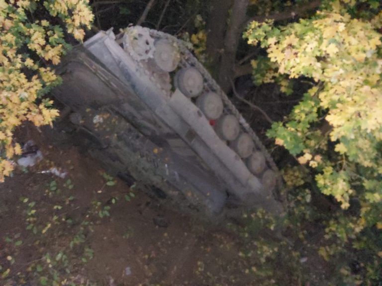 Das Kettenfahrzeug des Panzerbataillons 14 aus Wels war nach Bundesheer-Angaben im Bereich Seebrücke von der Straße abgekommen und über eine Böschung gestürzt. <span class="copyright">Bundesheer</span>
