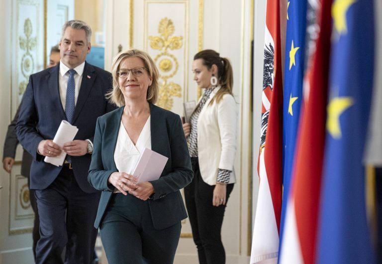 Die Bundesregierung hat kürzlich ihre Pläne geschildert. Laut Ministerin Leonore Gewessler werden drei Viertel der Kosten ersetzt. <span class="copyright">APA/Steinmaurer</span>