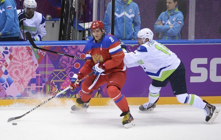 Matic Podlipnik spielte bei zwei Olympischen Spielen für Slowenien. Hier 2014 gegen den russischen Superstar Alexander Ovechkin. <span class="copyright">Apa</span>