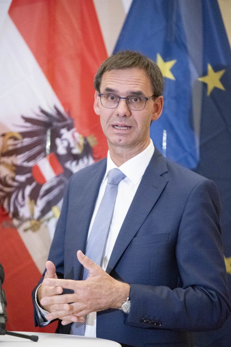 <p class="caption">Der Vorarlberger Landeshauptmann Markus Wallner begrüßt eine breit gefächerte Zusammenarbeit beim Wolfsmanagement. <span class="marker">APA</span></p>