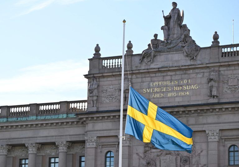 Die Flagge auf Halbmast vor dem schwedischen Parlament. <span class="copyright">Henrik MONTGOMERY / TT News Agency / AFP</span>