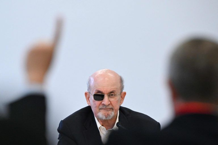 2022 wurde er während eines Vortrags in den USA mit einem Messer angegriffen und ist seither auf einem Auge blind. <span class="copyright">Kirill KUDRYAVTSEV / AFP</span>