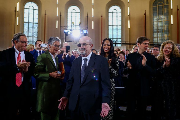 Rushdie veröffentlichte mehr als zwei Dutzend Romane, Sachbücher und andere Schriften. <span class="copyright">REUTERS/Kai Pfaffenbach/Pool</span>