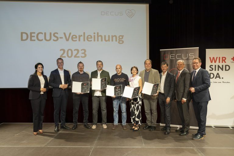 Die ausgezeichneten Preisträger mit CEO Rotes Kreuz Janine Gozzi, Landesrat Christian Gantner, Raiffeisen-Vorstandsvorsitzender Michael Alge, LT-Präsident Harald Sonderegger und ORF-Landesdirektor Markus Klement. 
