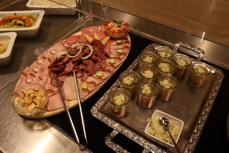 Kulinarische Genüsse am reichhaltigen Buffet.