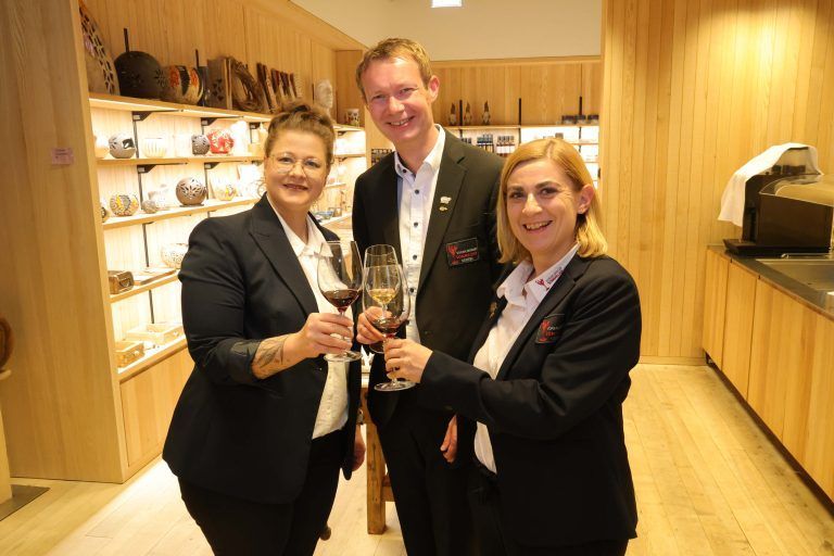 Ines Brunner, Jugendreferent Bernhard Keckeis und Jasmin Hofstädter (Bodega Rioja).