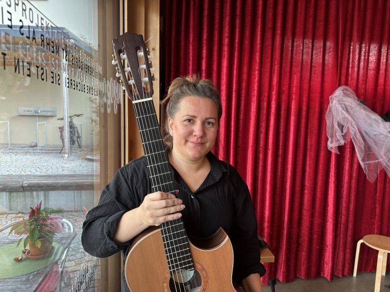 Die Künstlerin Angela Mair mit ihrer Gitarre "Gitaline".