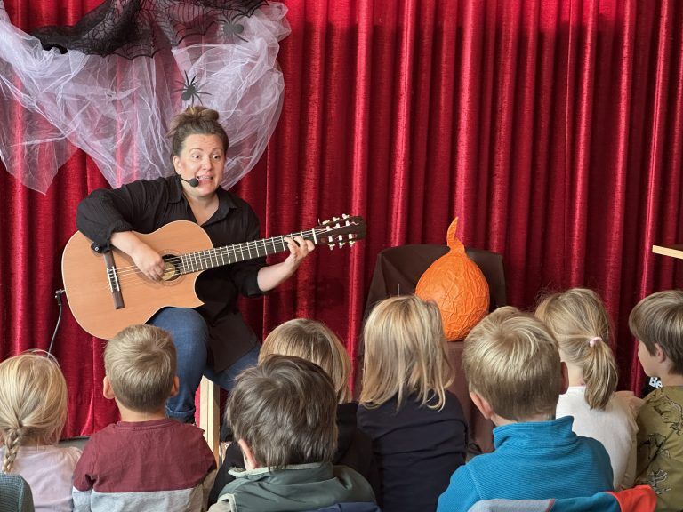 Mit "Gitaline und der Zauberkürbis" verzauberte Angela Mair die Kinder in der bugo Bücherei. <span class="copyright">BI (9)</span>