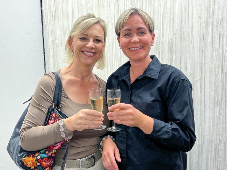 Auf die Kunst! Louisa Auer und Stefanie Haller.