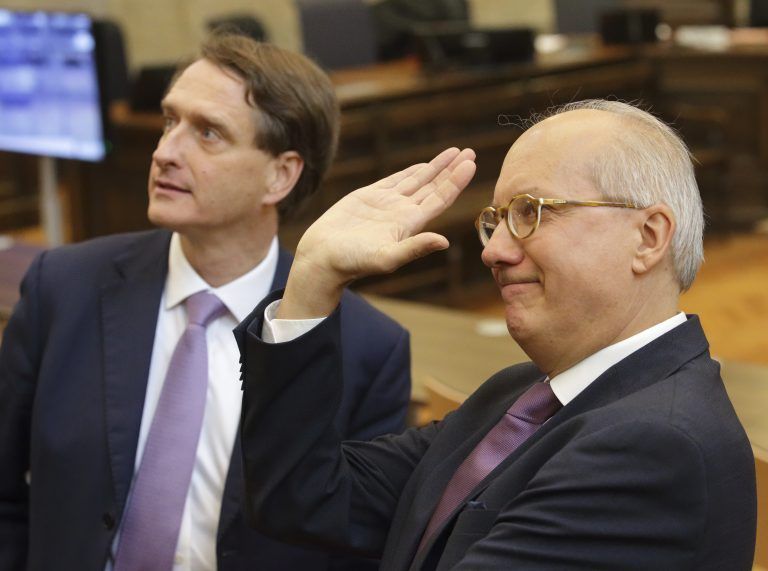 Otto Dietrich (l.) verteidigt Sebastian Kurz, Werner Suppan (r.) Bernhard Bonelli. <span class="copyright">AP/Heinz-Peter Bader</span>