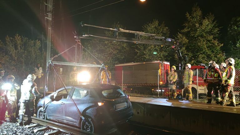 Die Feuerwehr konnte den beschädigten Pkw mittels eines Krans aus dem Gleisbett hieven. ÖBB-FEUERWEHR, Vn/rauch, vn/plesch
