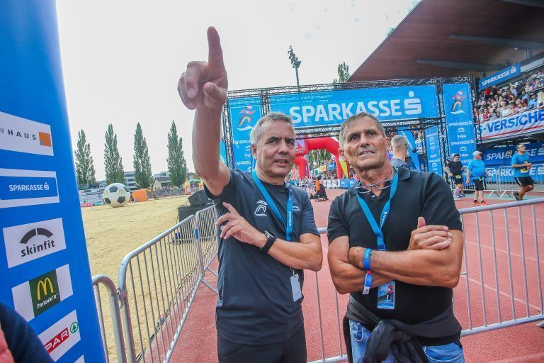 OK-Chef Robert Küng (links) spricht mit VN-Sportchef Christian Adam über neue Ideen für die nächste Auflage des Sparkasse 3-Länder-Marathons 2024.Steurer