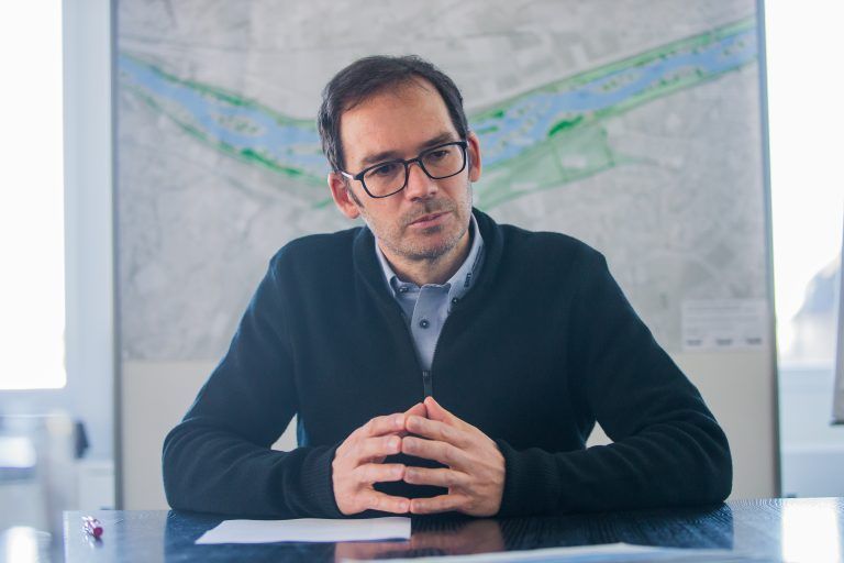Bei Markus Mähr laufen die Fäden beim Hochwasserschutzprojekt zusammen. <span class="copyright">VN/Steurer</span>