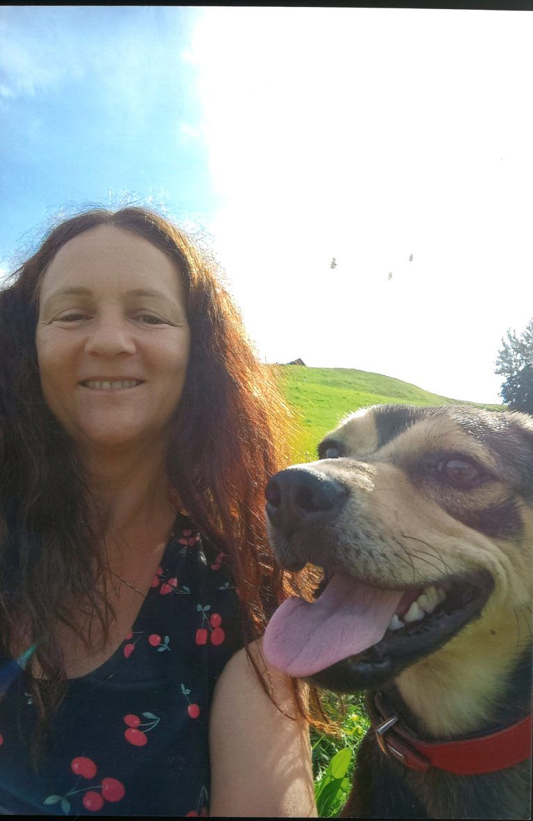 Bianka mit ihrem Hund Saja. 