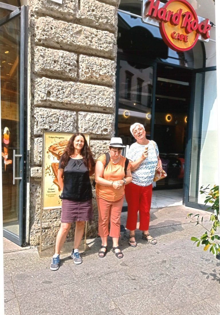 Bianka mit ihren Klientinnen  Caroline und Christine bei einem Besuch in Mailand. 