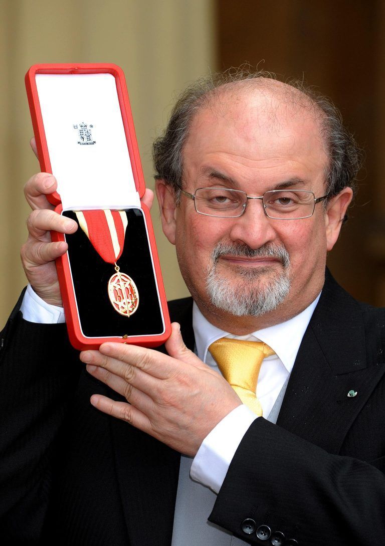 Im Jahr 2007 wurde er von der Queen zum Ritter geschlagen. <span class="copyright">AP Photo/John Stillwell, PA</span>