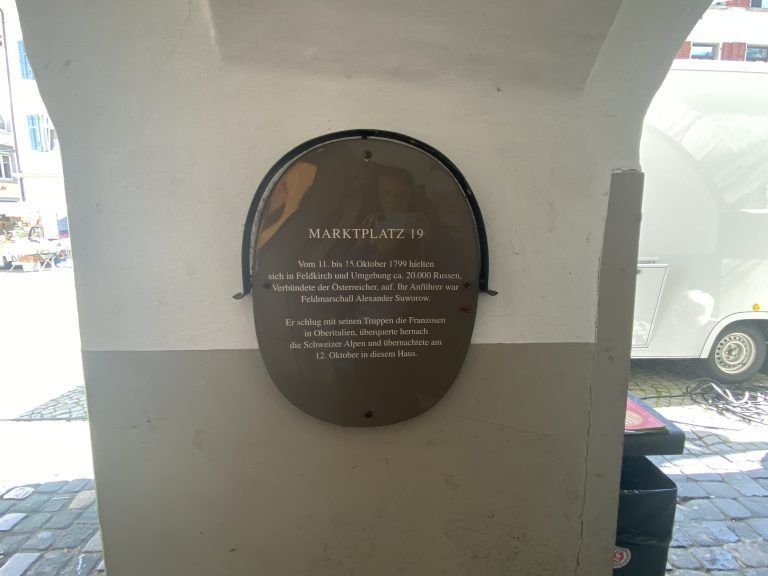 In Feldkirch erinnert nur eine dezente Tafel an den Aufenthalt Suworos und seines Heers. <span class="copyright">VN/MIH</span>