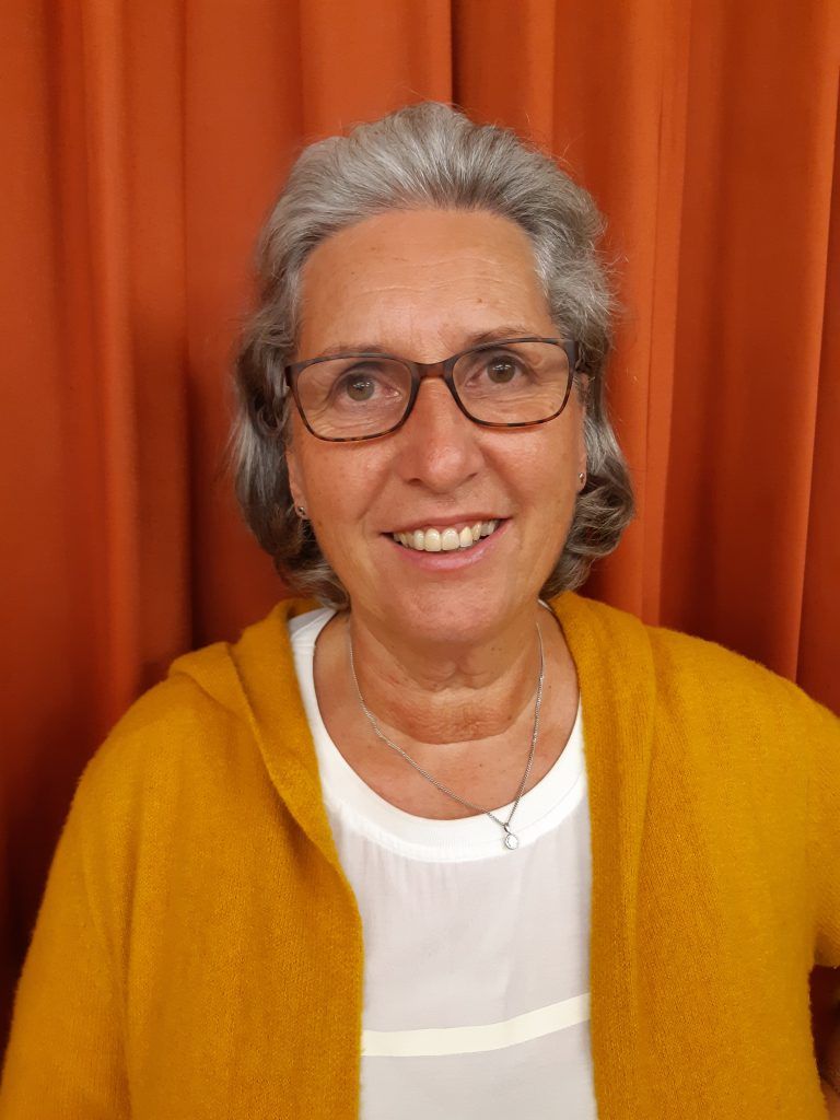 „Für den Chor entschied ich mich, weil ich gerne singe. Wir pflegen ein gutes Miteinander, schon einige Male stand mir diese Gemeinschaft in herausfordernden Lebenssituationen sehr unterstützend zur Seite. Neben dem Musikalischen kommt auch das Soziale nicht zu kurz. ‚Mehr als ein Chor‘ lautet sehr treffend der Titel eines Songs beim Jubiläumskonzert. Philipp hat ein lässiges, pfiffiges Konzertprogramm gewählt und so macht das Proben einfach Freude", Caroline Müller aus Brand, seit April 2003 Mitglied.