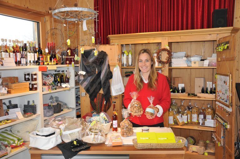 Cornelia Lampert hat vor Weihnachten viel zu tun: Artikel aus Göfis kommen als Geschenk gut an.
