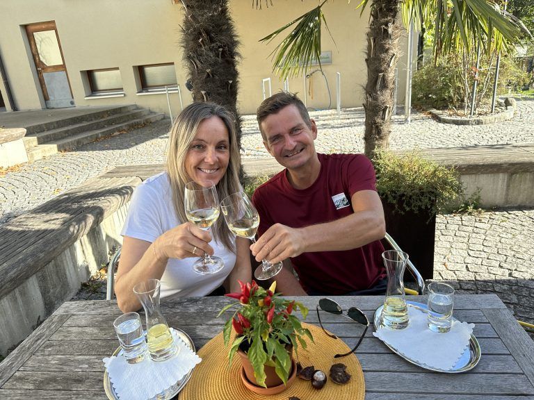 Neben dem Landgasthof Schäfle zählt auch die bugo Bücherei in Göfis zu den Abnehmern von Gert Markowskis Wein, hier mit Cornelia Lampert von der bugo.