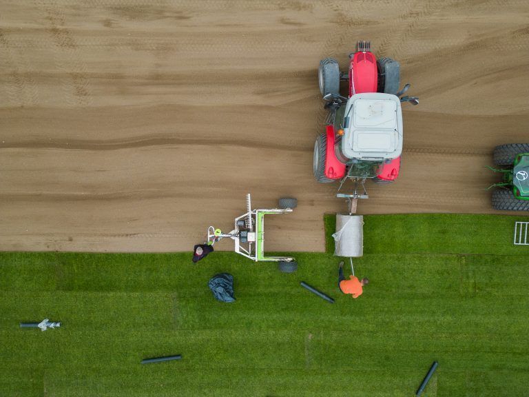 Fein säuberlich und auf den Zentimeter genau wird der neue Rollrasen im ImmoAgentur Stadion ausgelegt. <span class="copyright">Fotos : Steurer</span>