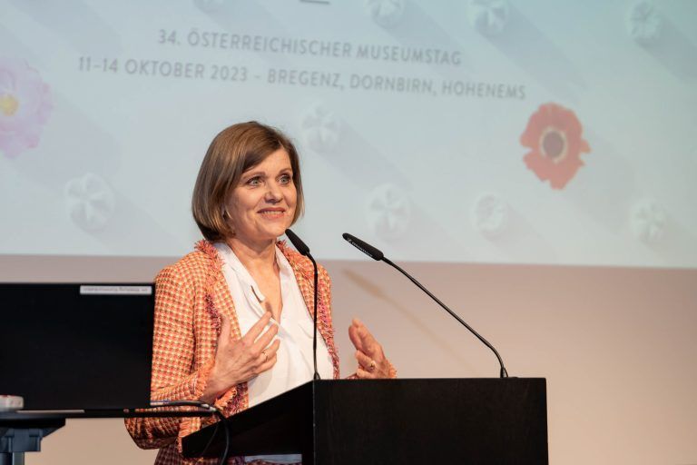 Kulturlandesrätin Barbara Schöbi-Fink begrüßte die Teilnehmenden.   <span class="copyright">Land Vorarlberg/7PRO.TV</span>