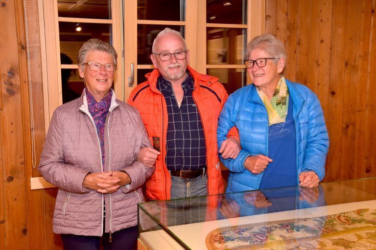 Hedwig Fleisch, Erwin Ganahl und Maria-Luise Brugger besuchten auch die Ausstellung.