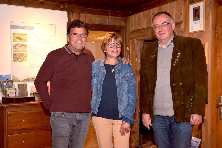 Josef und Anita Dönz sowie Pfarrer Hans Tinkhauser.