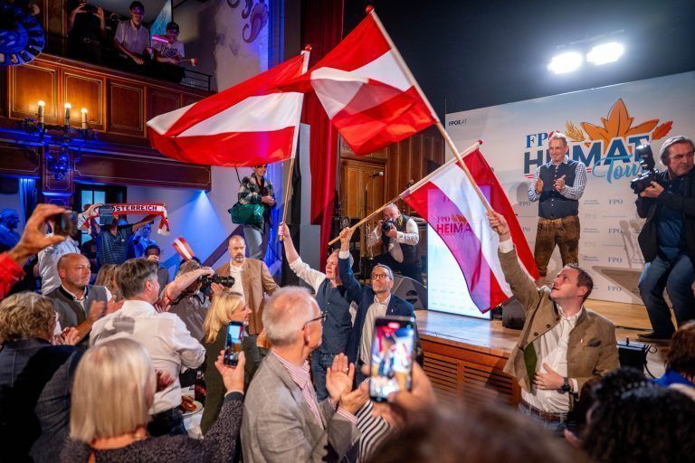 Endlich war er da: Die Menge wartete über eine Stunde auf ihren Herbert. <span class="copyright">VN/Rhomberg</span>