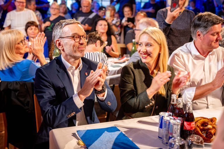 Landtagsabgeordnete Nicole Hosp begrüßt ihren Parteichef.<span class="copyright"> VN/Rhomberg</span>