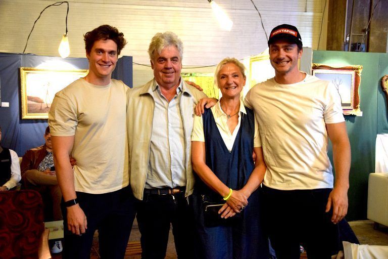 Snowboardcross-Olympiasieger 2022 Alessandro Hämmerle, seine Eltern Catherine und Hanno sowie Bruder Luca.