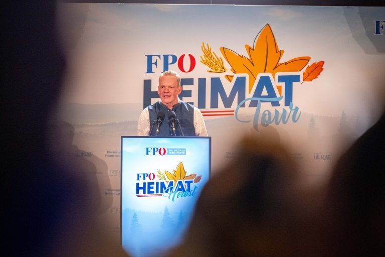 Christof Bitschi durfte die Menge begrüßen. <span class="copyright">VN/Rhomberg</span>