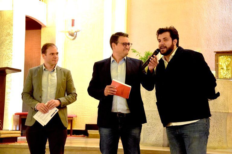 Begrüßung durch Moderator Sebastian Naier (M.), im Gespräch mit Pastoralleiter Thomas Folie (l.) und Kulturstadtrat Cenk Dogan.