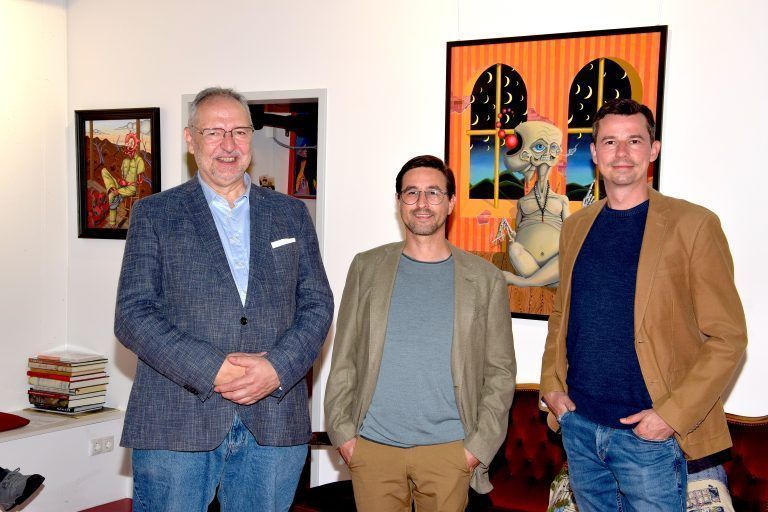Maximilian Fritsche (l.) mit Schwiegersohn Stephan O. Slupetzky (r.) und Vernissage-Gast Daniel Thanei.