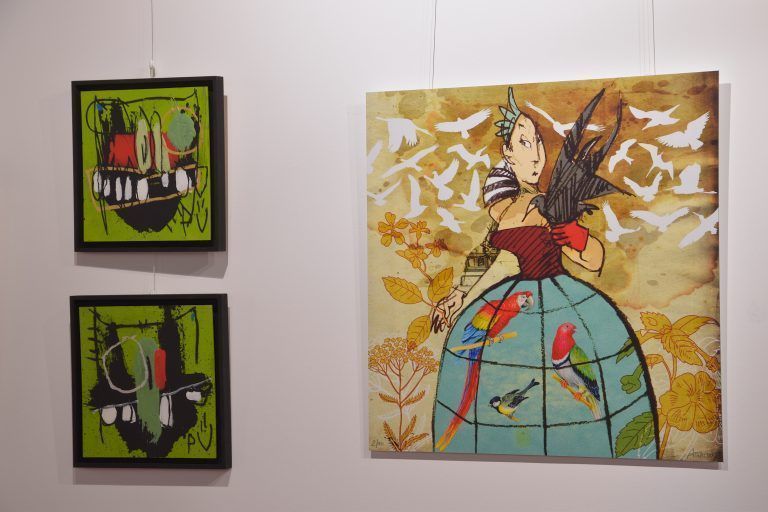 Werke von Bernd Püribauer (die beiden links: „Selbstportrait mit Maske") und Lisa Althaus („Vogelfreundin").