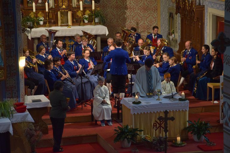 Festgottesdienst in der Pfarrkirche mit der Bürgermusik Silbertal.