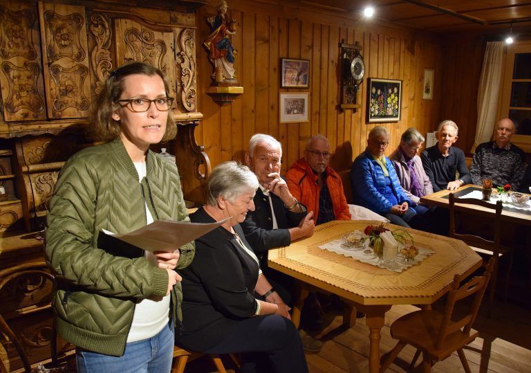 Sophie Maier (Montafoner Museen) informiert die Besucher der Ausstellungseröffnung in der Pfarrkirche und im Bergbaumuseum. <span class="copyright">ALLE BILDER:SCO</span>