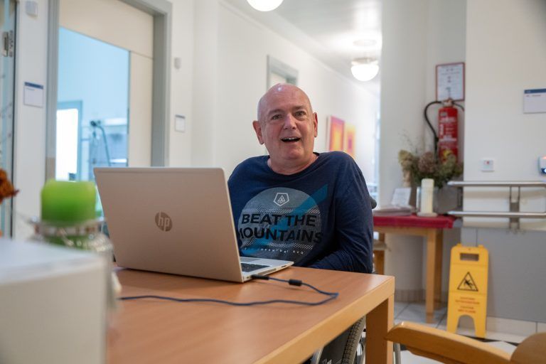 Klaus Oberluggauer schreibt im Aufenthaltsraum der Palliativstation an seinem Buch. 