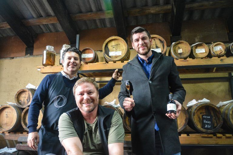 Nico Vulai, Christof Drießner und Kevin Manahl stellen heimischen Aceto-Balsamico-Essig in Dornbirn her. <span class="copyright">bvs</span>