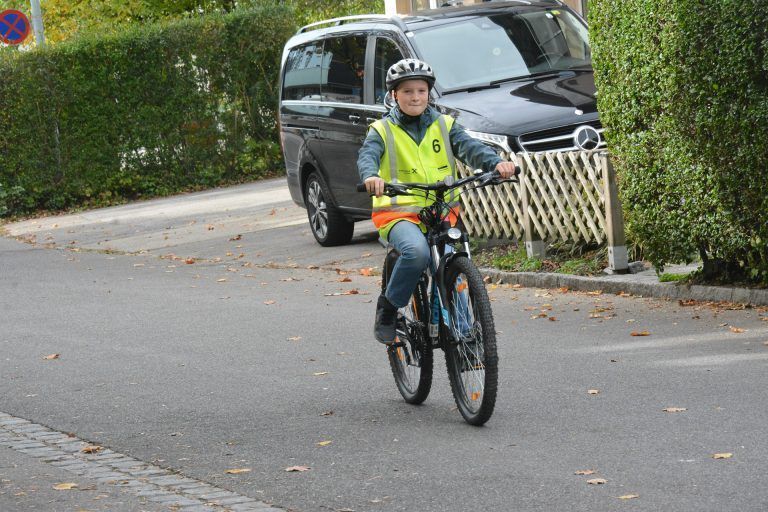 Die Viertklässler der Volksschule Rotkreuz legten absolvierten am Montag die praktische Radfahrprüfung.  