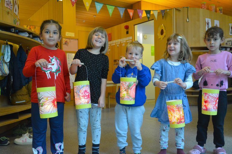 Emel, Frida, Henry, Valeria und Beyan (v.l.) haben ihre Laterne für das Martinsfest schon fertig gebastelt. Sie freuen sich schon auf den bevorstehendene Laternenumzug. <span class="copyright">bvs</span>