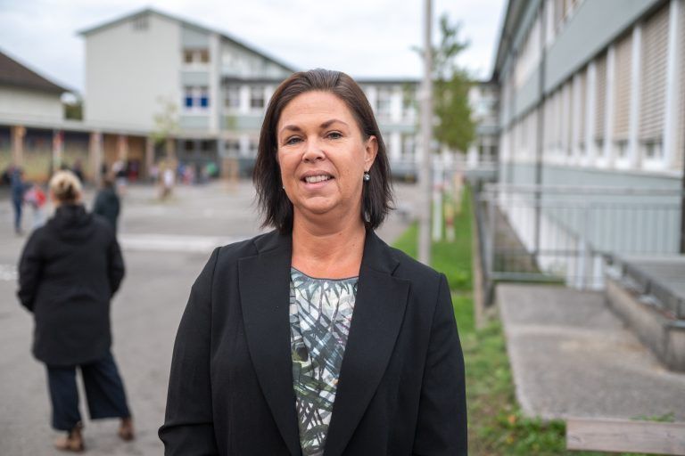 Simone Hehle überlegt, ihre beiden Kinder zukünftig mit dem Pkw abzuholen, was die bereits angespannte Bring- und Abholsituation weiter verschärfen könnte.
