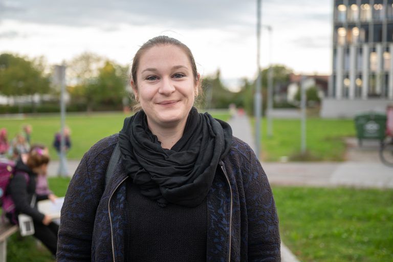Die Kindergartenpädagogin Tina Zehetner ist besorgt um die Sicherheit der Kinder, da es bereits jetzt immer wieder zu gefährlichen Situationen kommt.