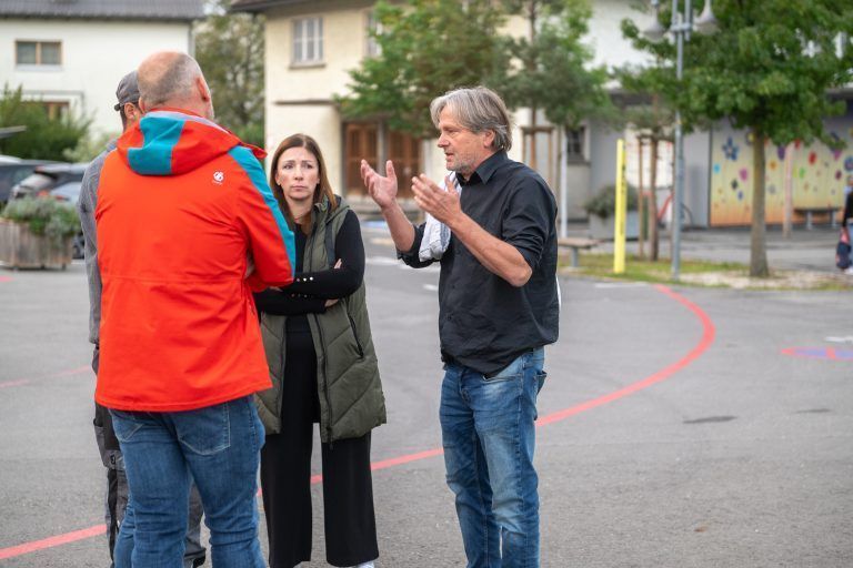 Die problematische Situation am Lochauer Schulhof und die geplante Fahrplanänderung führen derzeit zu hitzigen Diskussionen zwischen Eltern und Politikern.