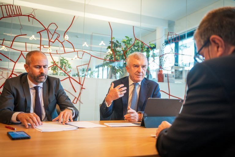 Bank-Austria-Vorstand Dieter Hengl (r.) und Landesdirektor Claus Jeschko sehen Vorarlbergs Unternehmen gut aufgestellt. VN/RB