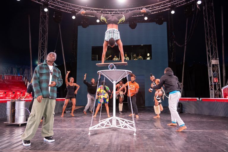 Die Künstler üben bereits seit zwei Wochen für die Show. Mit ihnen ganz links der Regisseur Georges Momboye. <span class="copyright">rhomberg</span>