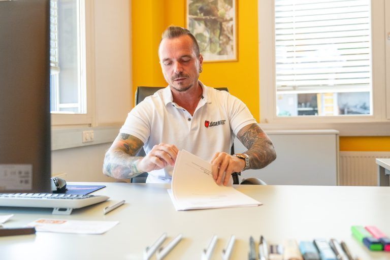 Michael Jäger ist beeideter und gerichtlich zertifizierter Sachverständiger. Für seine beiden Mitarbeiter - einer davon ist sein Sohn - hat Jäger Privatgutachten angefertigt. <span class="copyright">VN/Rhomberg</span>