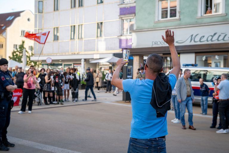 Einige Besucher ließen sich zur Konfrontation mit den Demonstranten verleiten.<span class="copyright"> VN/Rhomberg</span>