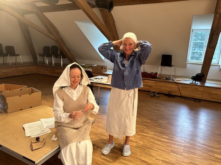 Die beiden Schwestern Katharina und Ruth Grabher treten oft gemeinsam in Theaterstücken auf.